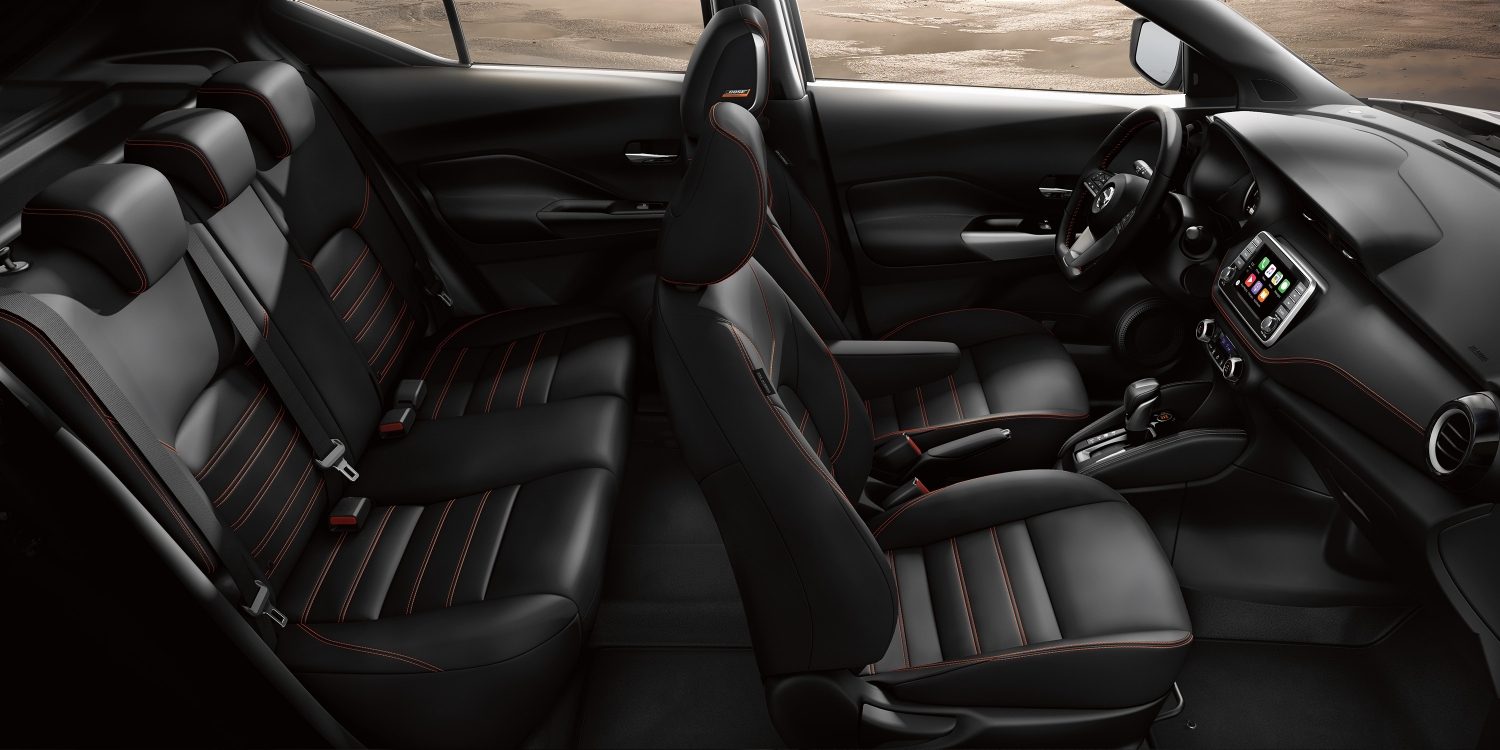 2018 Nissan Kicks Super Charcoal Prima-Tex Interior Seating and Dash Picture